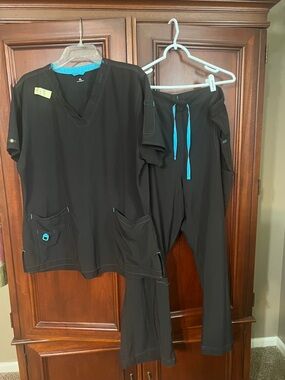 Carhartt Black Scrub Top with Bright Teal Neck Trim Size Top XL pants petite 2XL